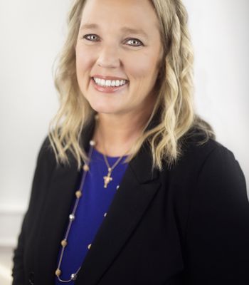 Portrait of Dawn Wallace, Realtor®.