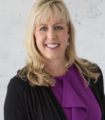 Portrait of Karen Murphy, REALTOR®.